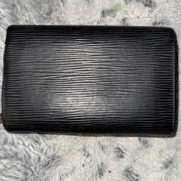Men’s Or Women’s Louis Vuitton Black Epi compact Wallet! Vintage piece and clean - Picture 8 of 12